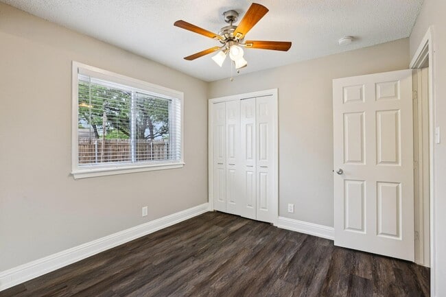 Building Photo - 5900 Gateshead Dr