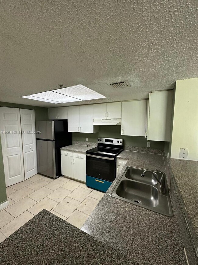Building Photo - 5005 Wiles Rd