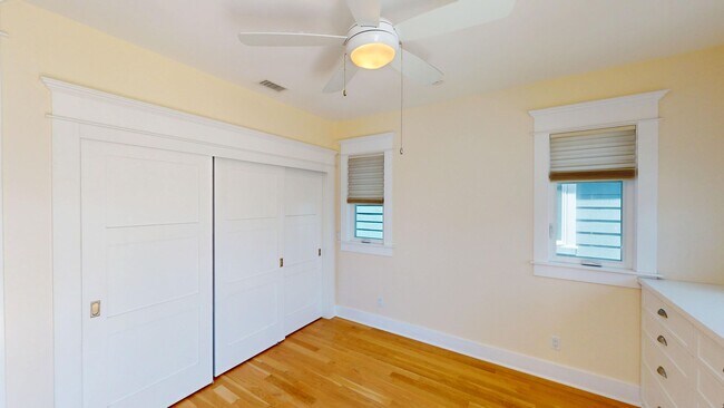 Building Photo - Spacious 4 Bed and 3 Bath Home in Coronado...