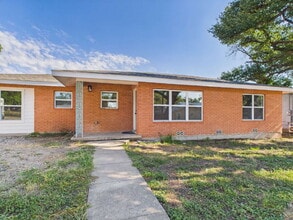 Building Photo - 3-Bedrooms with 2 Full Baths in Harper, TX!"