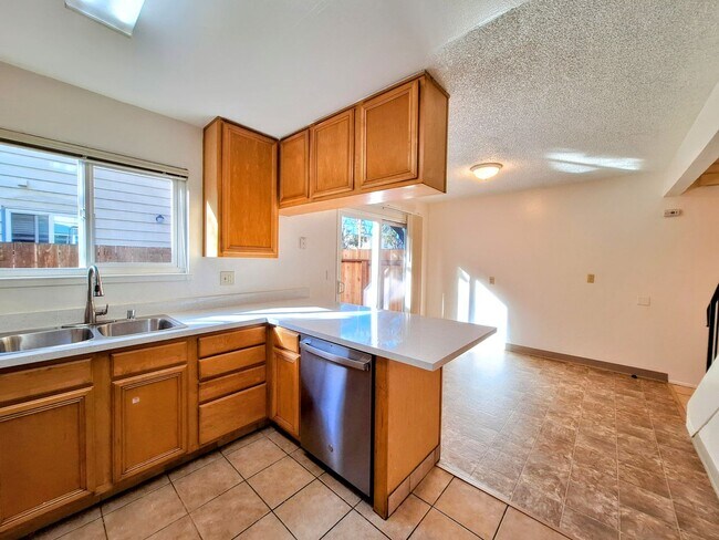 Building Photo - Refurbished 3bd Townhouse Style Apartment