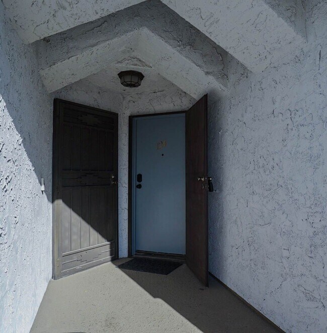 Building Photo - 5301 E Waverly Dr