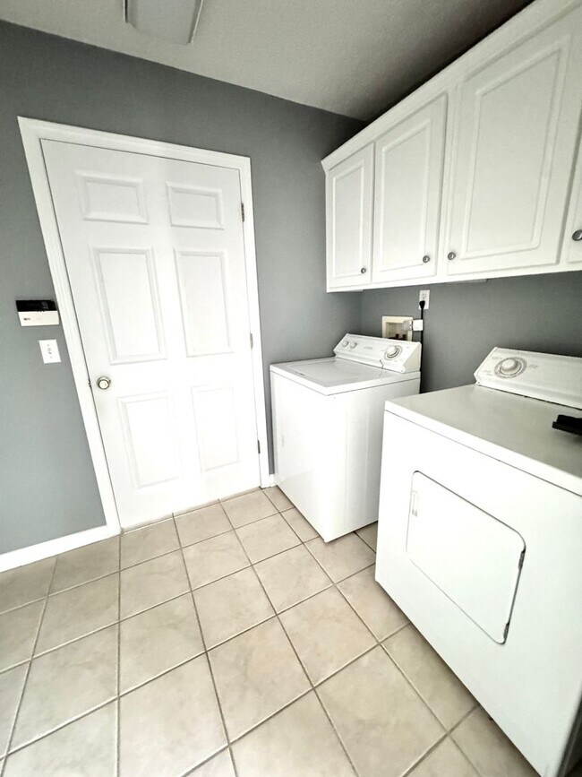 Building Photo - 3085 Achey Dr