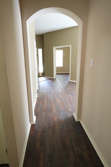 Building Photo - 1000 Warbler Ln