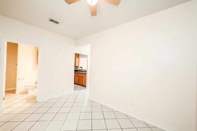 Building Photo - 1000 Ranchway Dr
