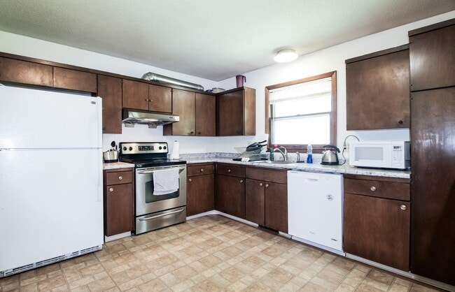 Building Photo - 1832 Ranser Rd