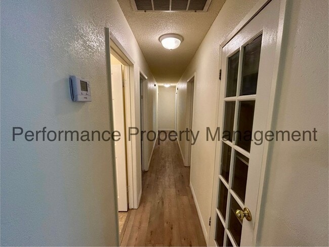 Building Photo - Beautifully Remodeled 4 Bed/2 Bath Home in...