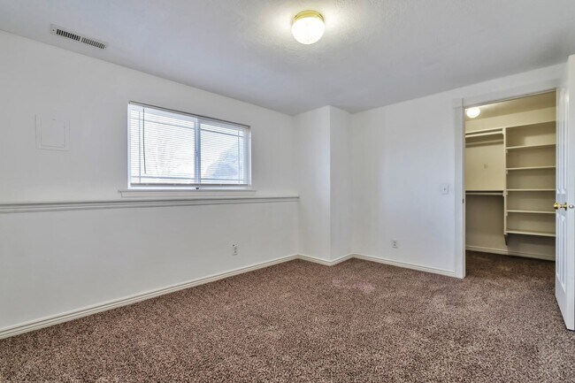 Building Photo - 426 W 2700 S