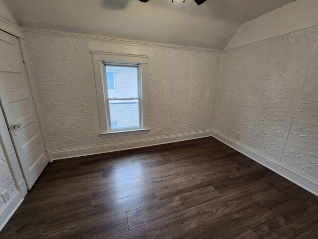 Building Photo - Charming 3-Bedroom Property in Prime Location