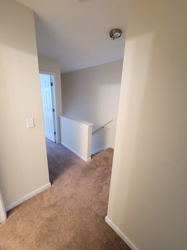 Building Photo - 3BR Townhome, Total Electric