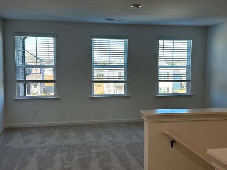 Building Photo - 1112 Holland Dr