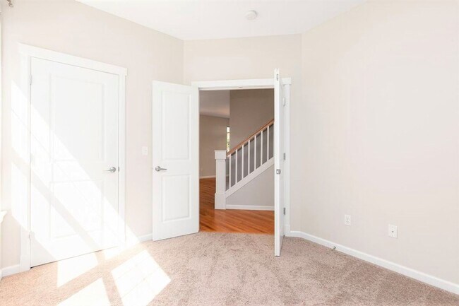 Building Photo - Absolutely Charming 3-Bed 2.5-Bath Home with One Car Garage!