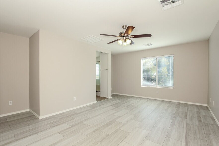 Building Photo - 12035 W Leather Ln