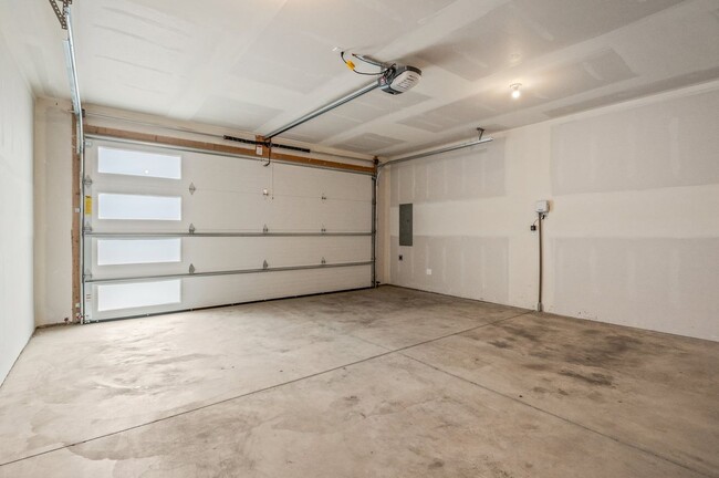 Building Photo - CDA Place Neighborhood- upgraded 3 bed 2 b...