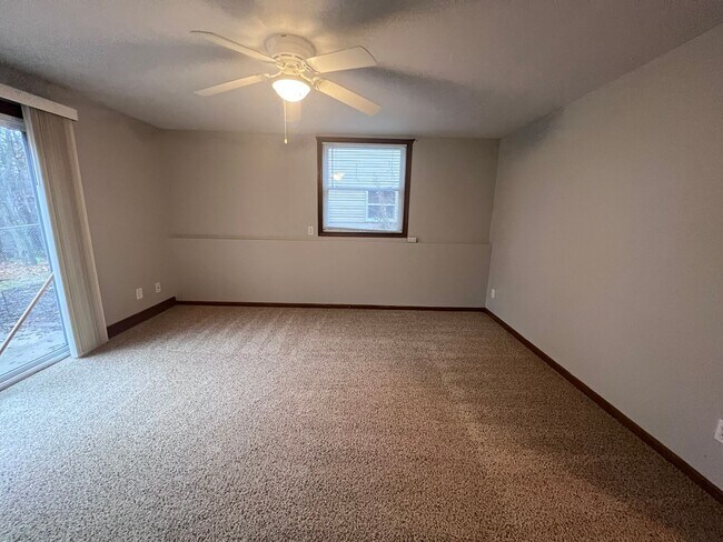 Building Photo - Three Bedroom Duplex in Rockford!