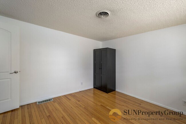 Building Photo - 662 Conway Ct E
