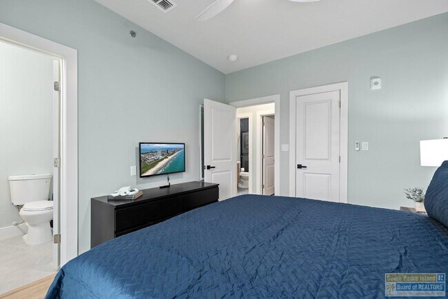 Building Photo - 111 W Sunny Isle Dr