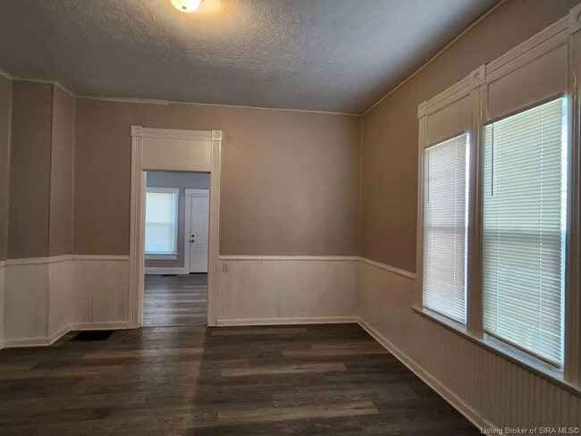 Building Photo - 603 E Oak St