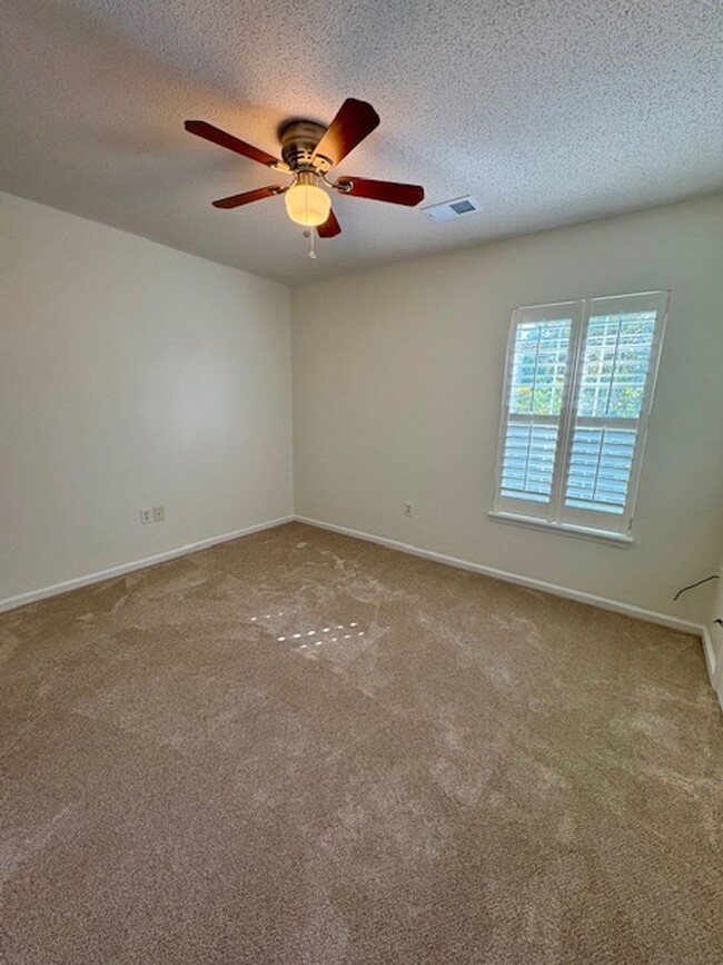 Building Photo - Lovely Updated Home in Grand Oaks