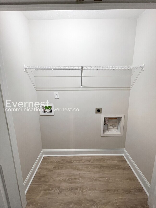 Building Photo - 3 Bed/3 Bath Townhome with Off-Street Parking / Pet-Friendly / Vouchers Accepted / Available Now!