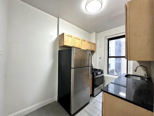 Building Photo - 405 W 45th St