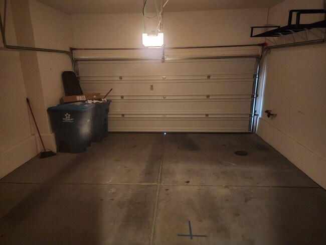 Building Photo - 3 bedroom/ 2 bath condo in gated community