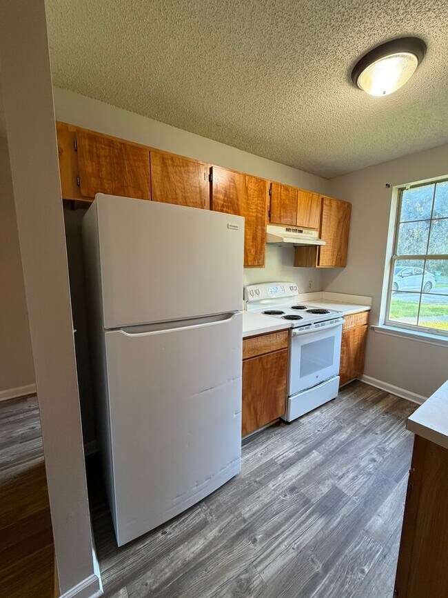 Building Photo - 302 Admiral's Walk Dr