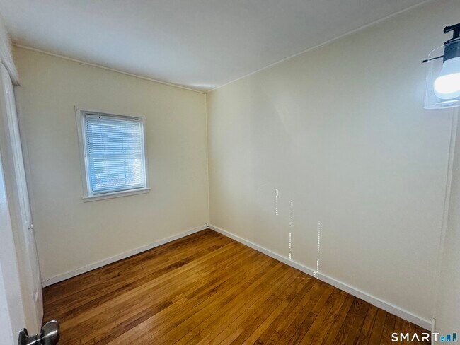 Building Photo - 11 Trefoil Ct