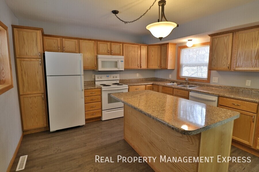 Building Photo - Spacious 3 Bedroom Duplex on the East Side...