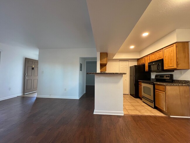 Building Photo - Adorable ground level condo in prime Scott...