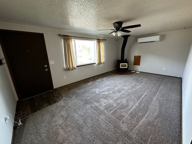 Building Photo - 2 Bedroom 1 Bath Single Family Home w/Atta...