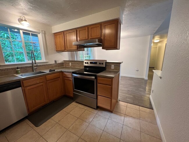 Building Photo - 3 Bed, 2 Bath with Garage in Sudden Valley