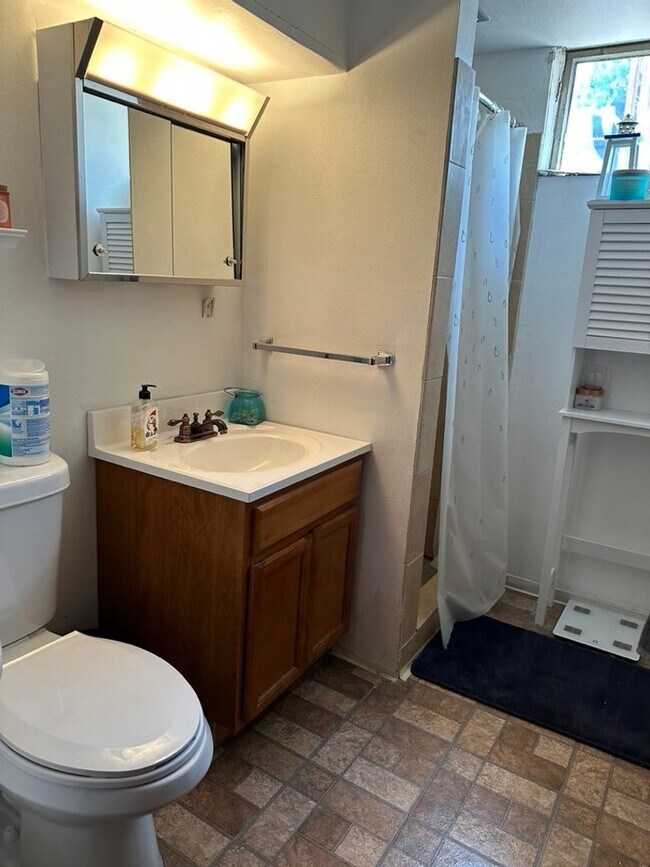Building Photo - CUTE 3BD RANCHER WITH CHARACTER IN CENTRAL...