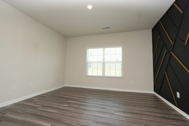 Building Photo - Spacious 4-Bedroom Home with Modern Comforts