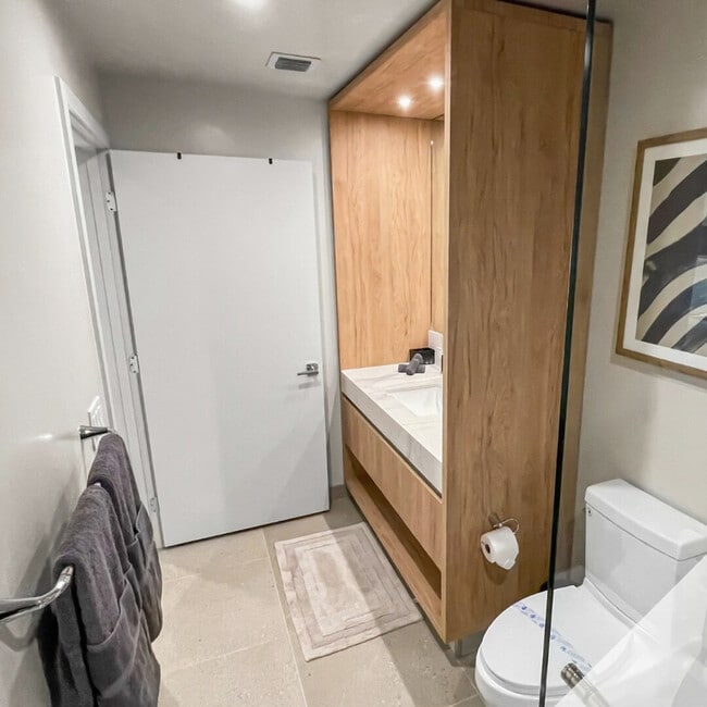 Building Photo - 11 NE 6th St