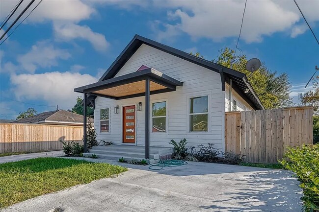 Building Photo - 3820 Tuam St