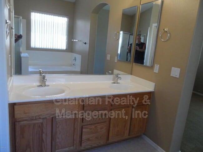 Building Photo - 4321 E Augusta Ave