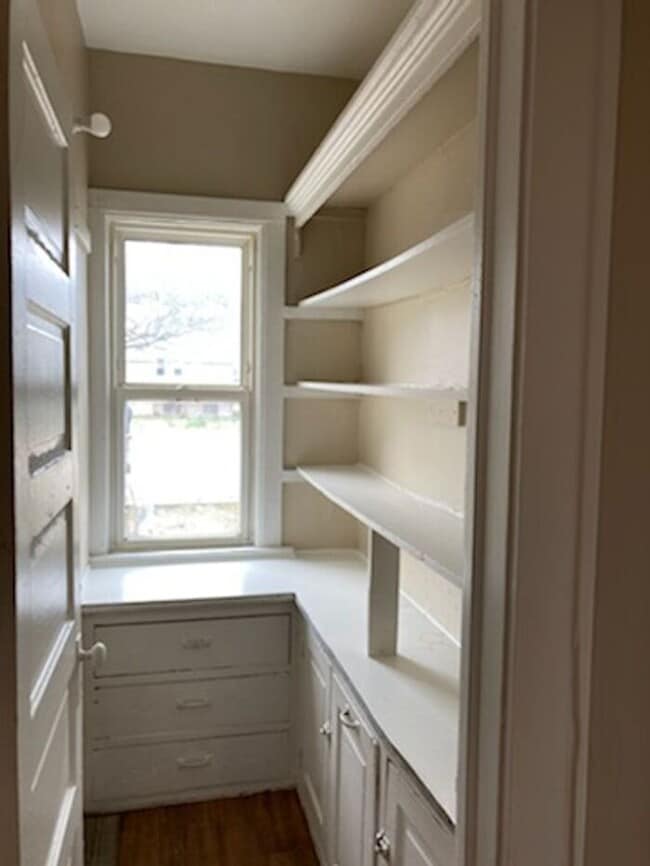 Building Photo - Recently Updated 2 Bedroom Upper Duplex wi...