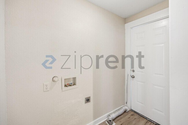 Building Photo - 521 S Polaris