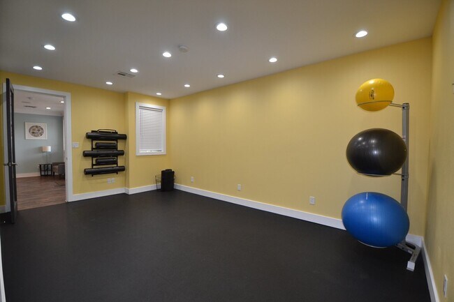 Building Photo - Remodel Condo - Minutes to Downtown Austin