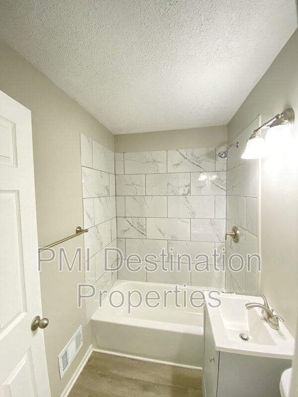 Building Photo - 5710 Hadley St