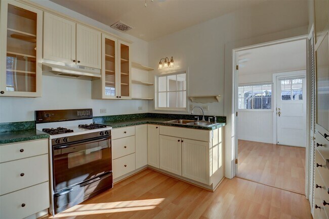 Building Photo - 313 N Mt Vernon Ave