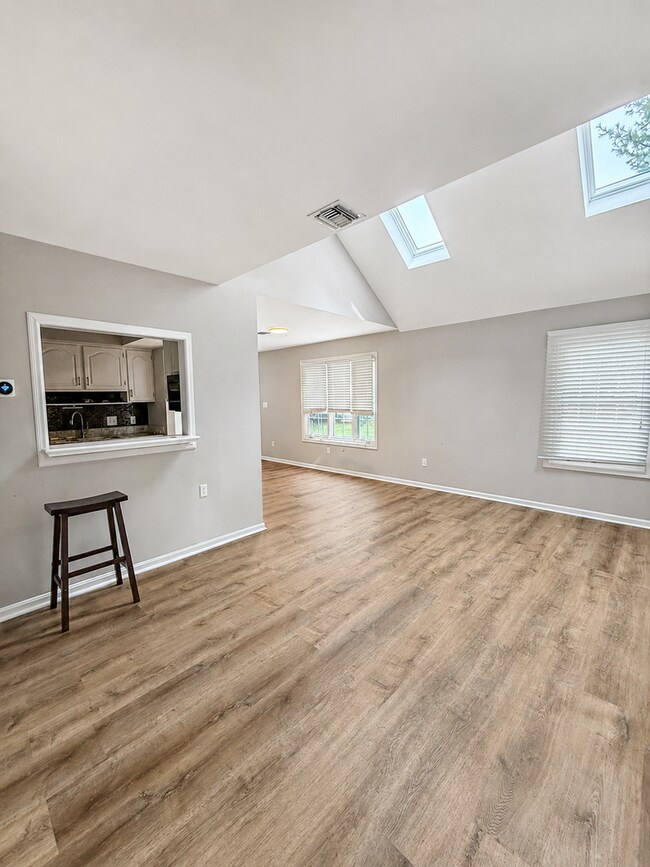 Building Photo - 252 Crescent Dr