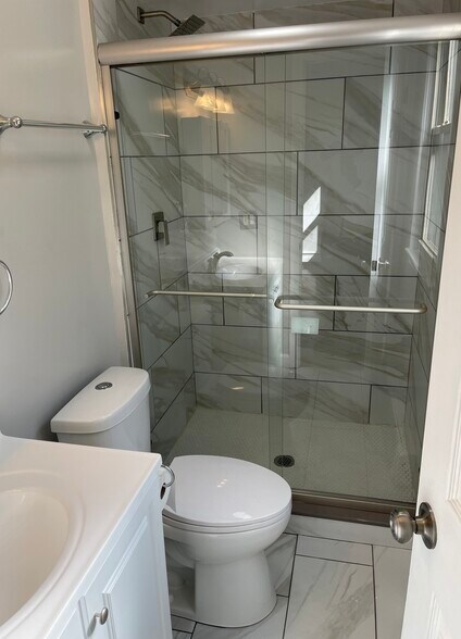 Building Photo - 1534 W Farwell Ave