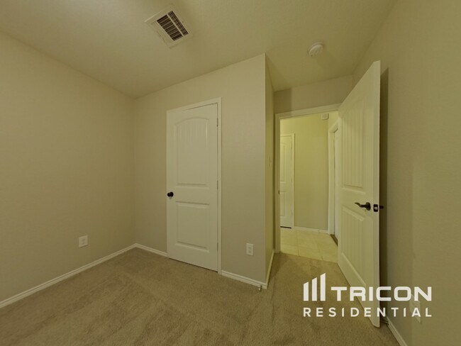 Building Photo - 413 Azalea Dr