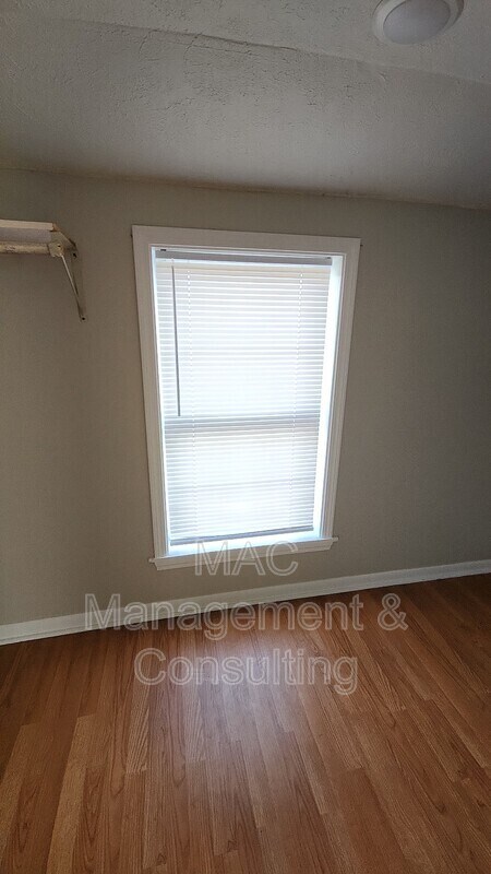 Building Photo - 311 S Mark Twain St