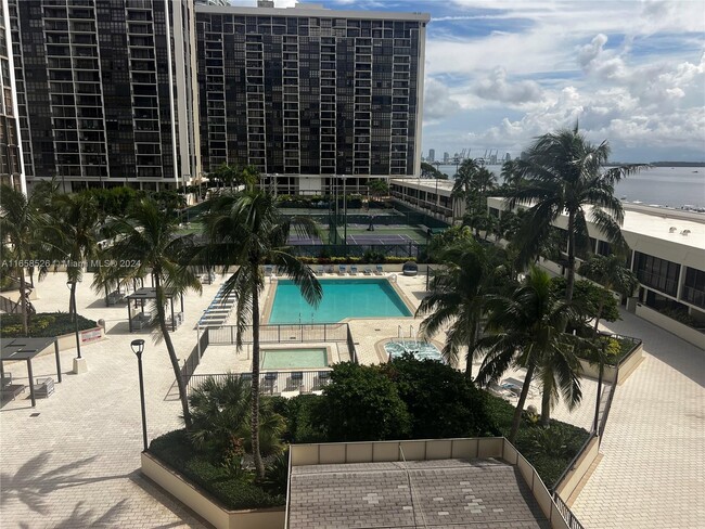 Building Photo - 1925 Brickell Ave