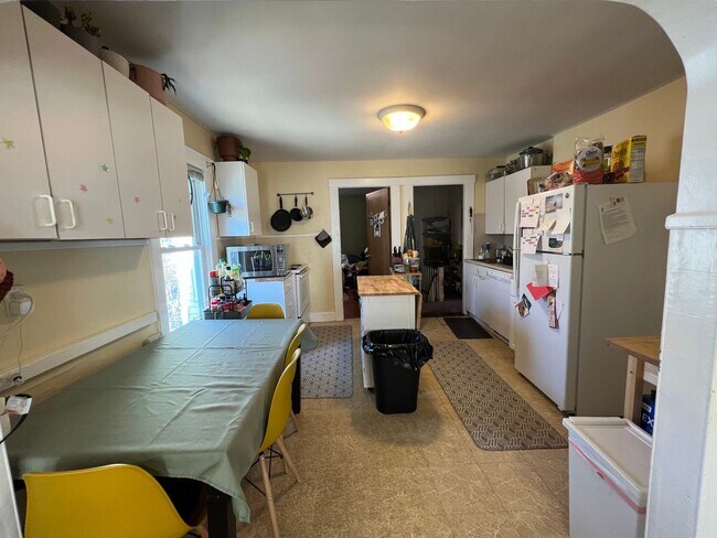 Building Photo - Awesome 3 bed in Somerville.... don't miss out!!