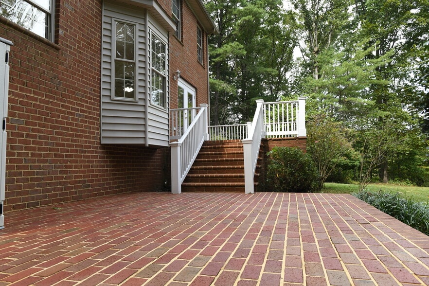 Two decks for entertaining - 19295 Briar Patch Dr
