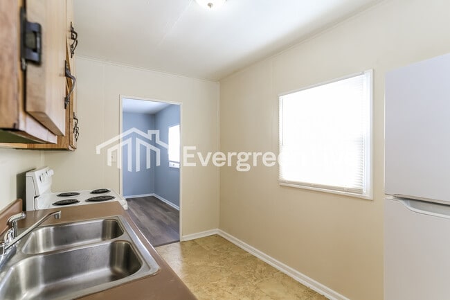 Building Photo - 885 S Ashburton Rd